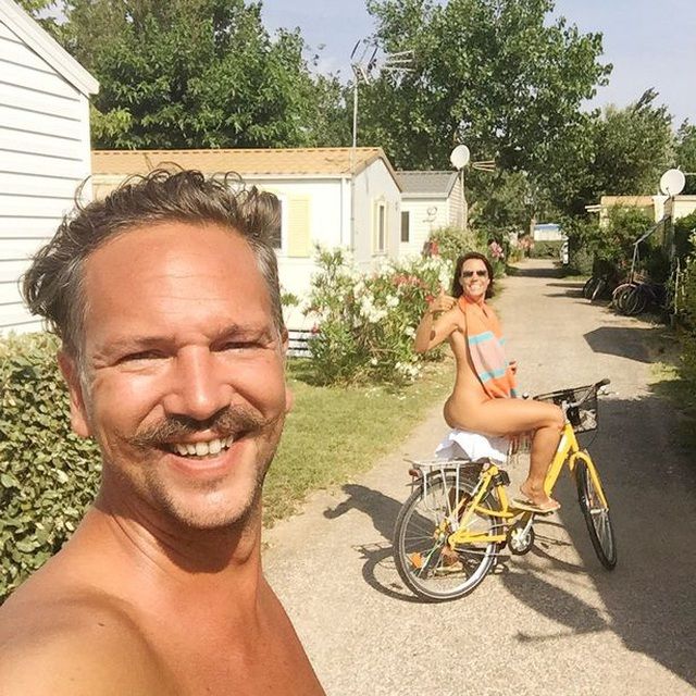 Cặp blogger nổi tiếng khỏa thân cùng nhau du lịch khắp thế giới