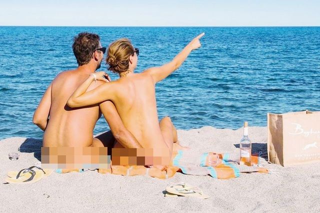 Cặp blogger nổi tiếng khỏa thân cùng nhau du lịch khắp thế giới