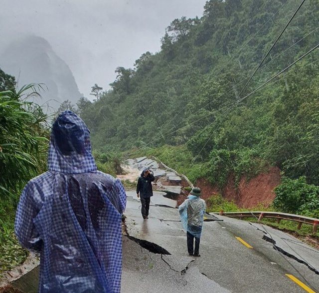 Quốc lộ 12A bị sạt lở, nhiều người nhập cảnh bị 'mắc kẹt' Quốc lộ 12A nứt gãy hoàn toàn do sạt lở đất, nhiều người nhập cảnh bị 'mắc kẹt'