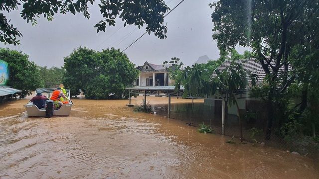 Quốc lộ 12A nứt gãy hoàn toàn do sạt lở đất, nhiều người nhập cảnh bị 'mắc kẹt' Quốc lộ 12A nứt gãy hoàn toàn do sạt lở đất, nhiều người nhập cảnh bị 'mắc kẹt'
