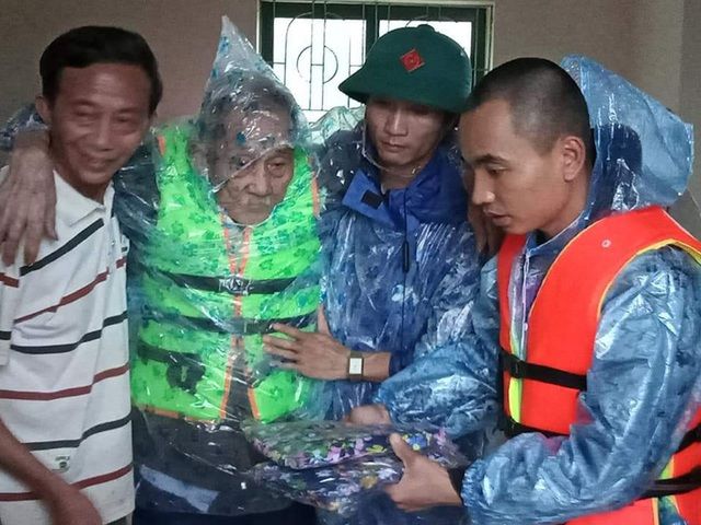 Quốc lộ 12A nứt gãy hoàn toàn do sạt lở đất, nhiều người nhập cảnh bị 'mắc kẹt' Quốc lộ 12A nứt gãy hoàn toàn do sạt lở đất, nhiều người nhập cảnh bị 'mắc kẹt'