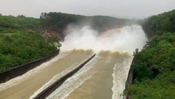 Lũ lụt ở miền Trung: Hồ Kẻ Gỗ an toàn, phá đá mở đường vào Rào Trăng 3