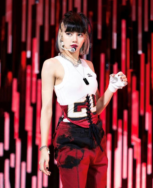 Lisa BLACKPINK 'xuất hiện' trong sách giáo khoa dành cho học sinh cấp 2 ở Trung Quốc Vì sao Lisa (BLACKPINK) lại đặc biệt được yêu thích ở Trung Quốc?