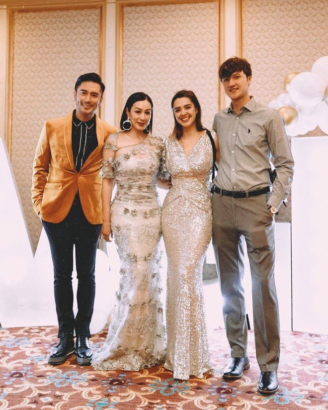 Yasmine đã giới thiệu bạn trai người ngoại quốc với mẹ và cha dượng.