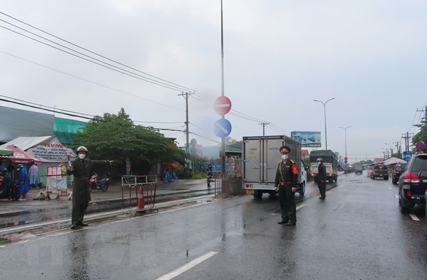 Các lực lượng chức năng thực hiện nhiệm vụ tại trạm kiểm soát liên ngành tại huyện Bình Chánh, TP Hồ Chí Minh. (Ảnh: Hồng Phát/TTXVN phát)