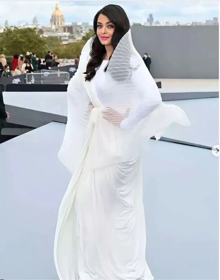 'Hoa hậu đẹp nhất thế giới' Aishwarya Rai tỏa sáng tại Tuần lễ thời trang Paris