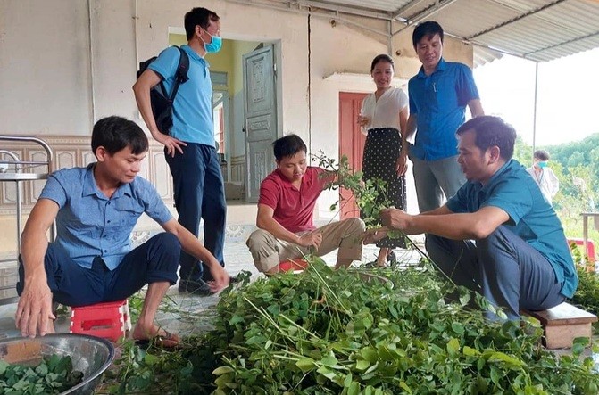 Tranh thủ trống tiết, các thầy giáo xuống bếp nhặt rau phụ nấu cơm cho học trò (Ảnh: Nhật Đức).