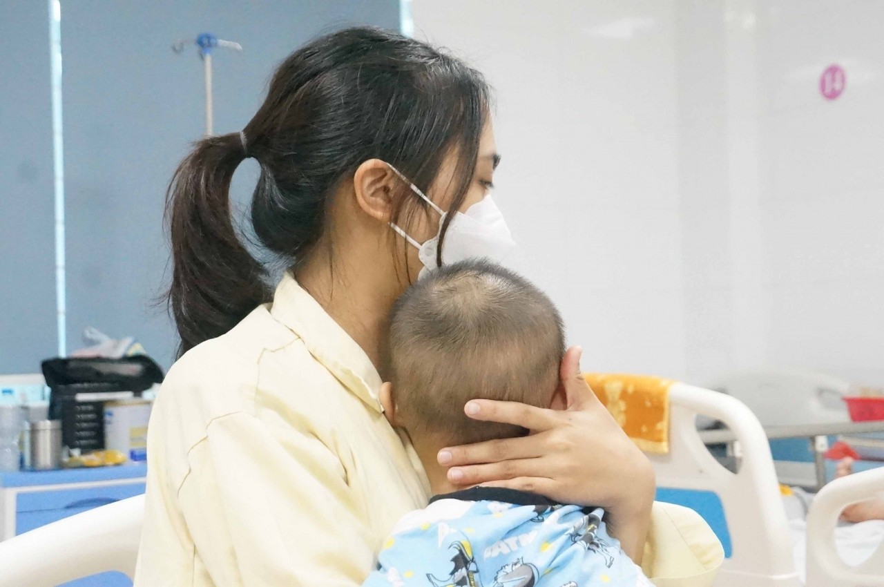 Trẻ cần được thăm khám, điều trị sớm, để phòng tránh các biến chứng nguy hiểm. (Nguồn: Vietnamnet)