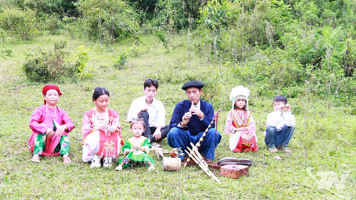 Người bảo tồn âm nhạc dân tộc Mông giữa núi rừng Phiêng Đén