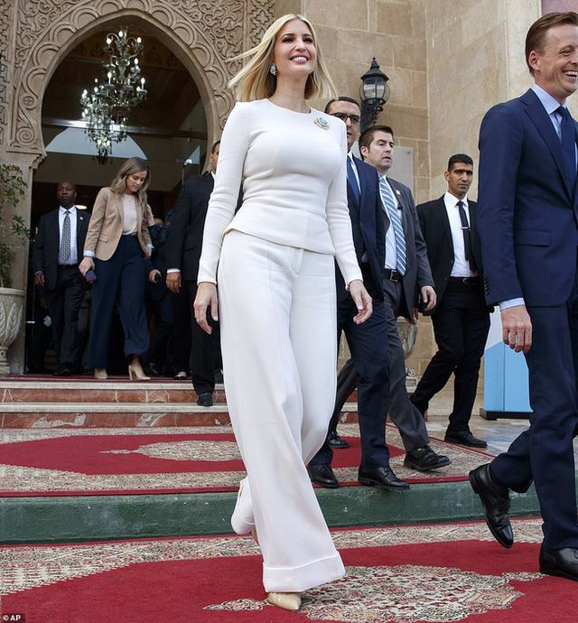 Phong cách thời trang ngoại giao của ái nữ Tổng thống Mỹ Ivanka Trump tại Morocco phong cach thoi trang ngoai giao cua ai nu tong thong my ivanka trump tai morocco