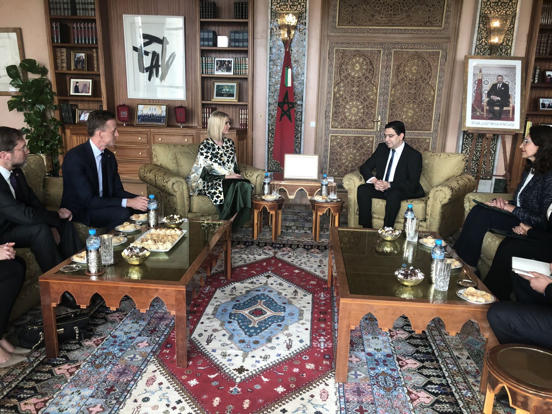 Phong cách thời trang ngoại giao của ái nữ Tổng thống Mỹ Ivanka Trump tại Morocco phong cach thoi trang ngoai giao cua ai nu tong thong my ivanka trump tai morocco