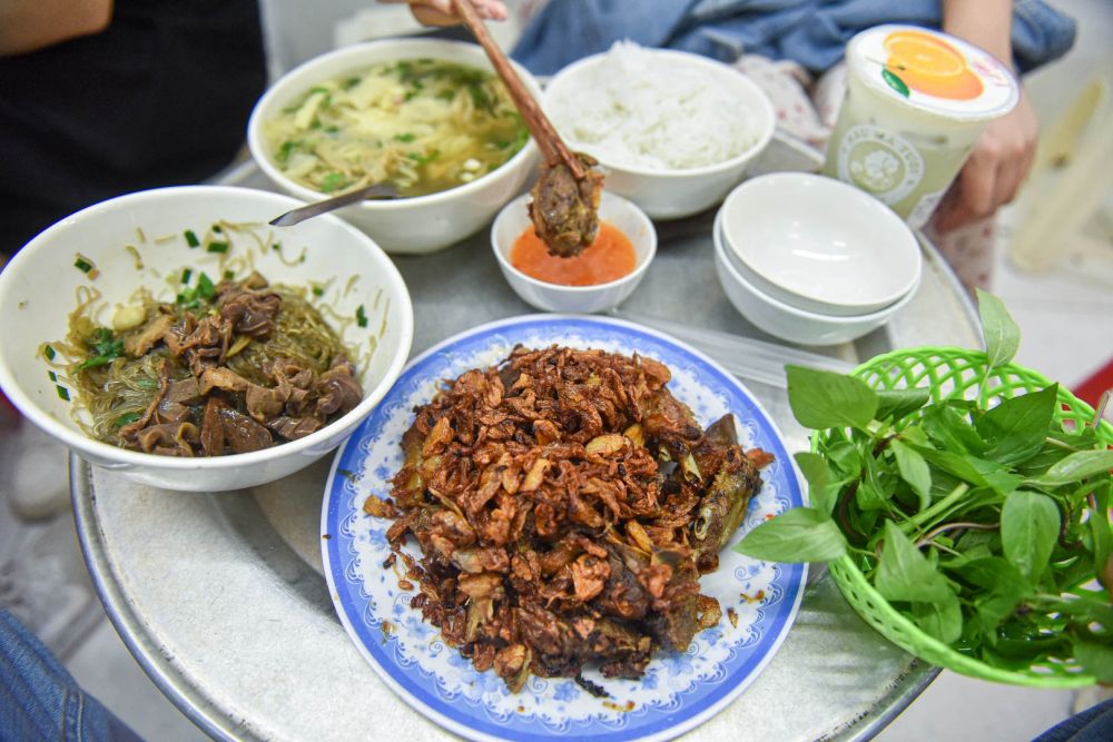 Ngan cháy tỏi Hà Nội: Từ món ngan luộc nhàm chán đến công thức trị giá cả tỷ đồng