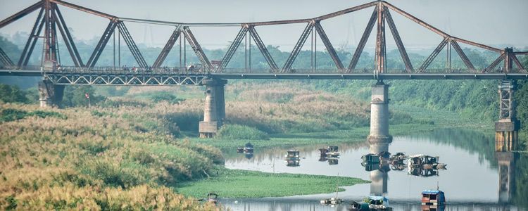 Kết hợp với khung cảnh yên bình và dung dị của những ngôi nhà bãi giữa, bạn đi giữa bãi lau sẽ cảm giác như lạc vào một ngôi làng cổ đại. Kết hợp với khung cảnh yên bình và dung dị của những ngôi nhà bãi giữa, bạn đi giữa bãi lau sẽ cảm giác như lạc vào một ngôi làng cổ đại.