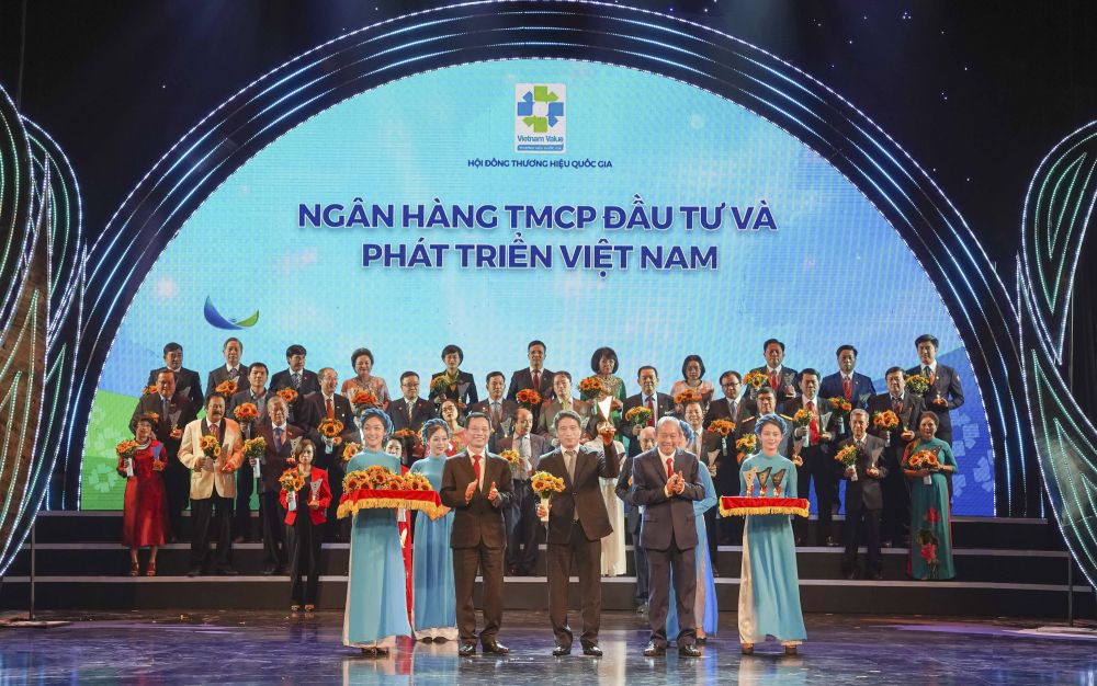 Ông Trần Phương - Phó TGĐ đại diện BIDV nhận biểu trưng Thương hiệu Quốc gia 2020. Ông Trần Phương - Phó TGĐ đại diện BIDV nhận biểu trưng Thương hiệu Quốc gia 2020.