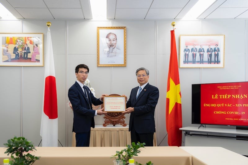 Tổng Lãnh sự Vũ Bình tiếp nhận tượng trưng số tiền ủng hộ từ Chương trình Tổng Lãnh sự Vũ Bình tiếp nhận tượng trưng số tiền ủng hộ từ Chương trình