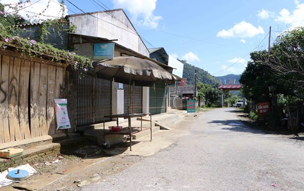Người dân xã Bản Giang, huyện Tam Đường, tỉnh Lai Châu tuyên thủ nghiêm ngặt để phòng chống dịch COVID-19 sau khi phát hiện các ca dương tính trong cộng đồng. (Ảnh: Nguyễn Oanh/TTXVN)
