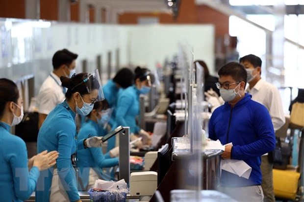 Hành khách làm thủ tục tại sân bay.