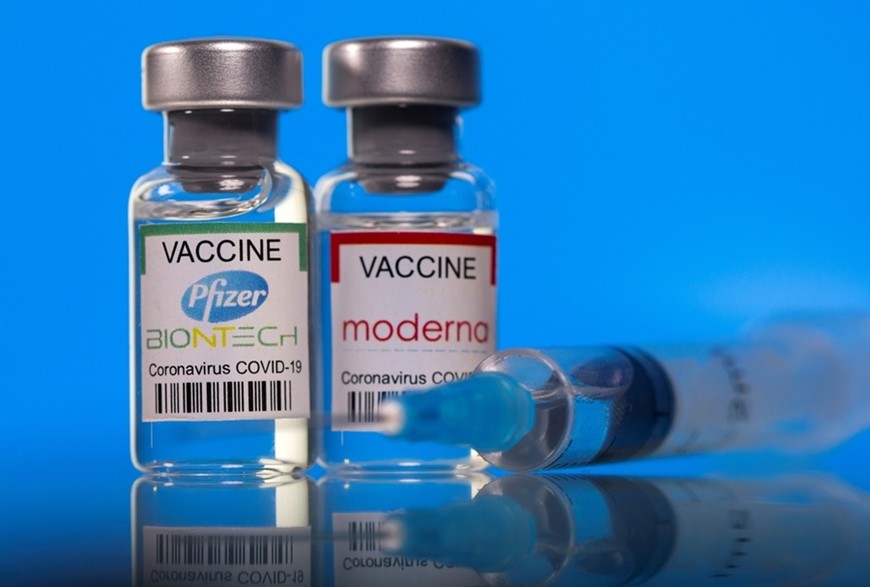 Vắc xin ngừa Covid-19 Pfizer/BioNTech và Moderna được sản xuất theo công nghệ mRNA. Ảnh: Reuters
