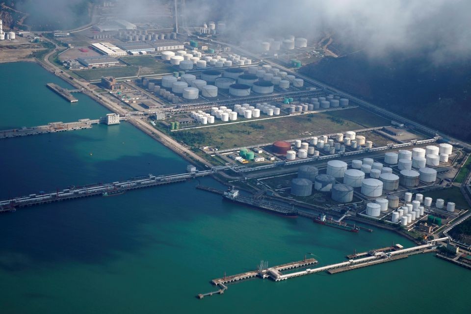 Các bồn chứa dầu và khí đốt được nhìn thấy tại một kho dầu tại một cảng ở Chu Hải, Trung Quốc. (Nguồn: Reuters)