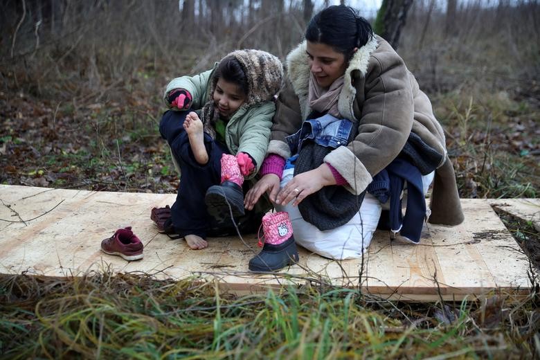 Xót xa trước những hình ảnh cuộc sống tạm bợ của những đứa trẻ di cư ở biên giới Belarus Ba Lan