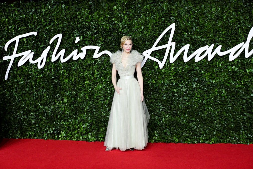 phong cach sao tren tham do the fashion awards 2019 london