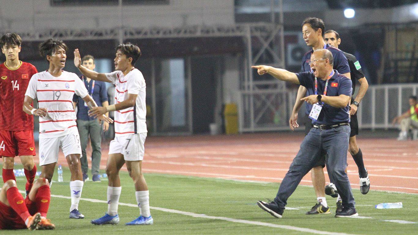 hlv park hang seo phan ung manh khi cau thu viet nam lien tuc bi choi xau