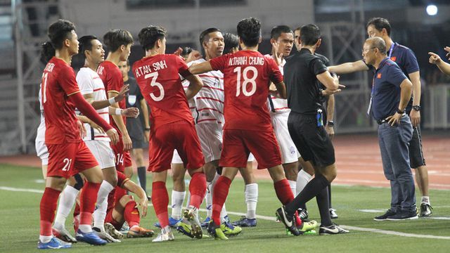 hlv park hang seo phan ung manh khi cau thu viet nam lien tuc bi choi xau