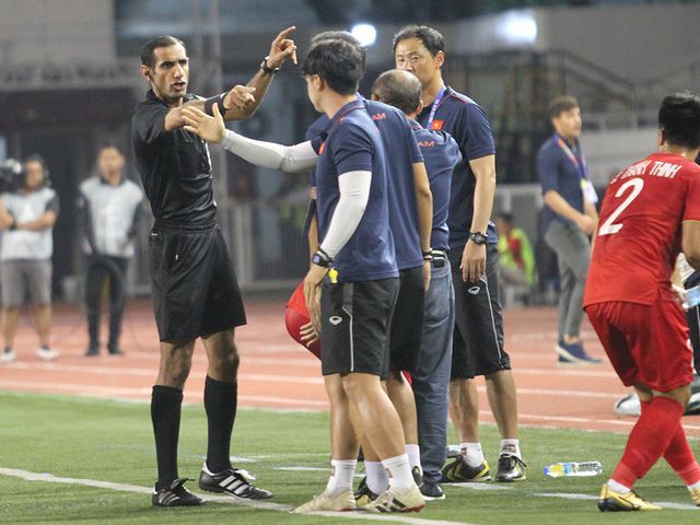 hlv park hang seo phan ung manh khi cau thu viet nam lien tuc bi choi xau