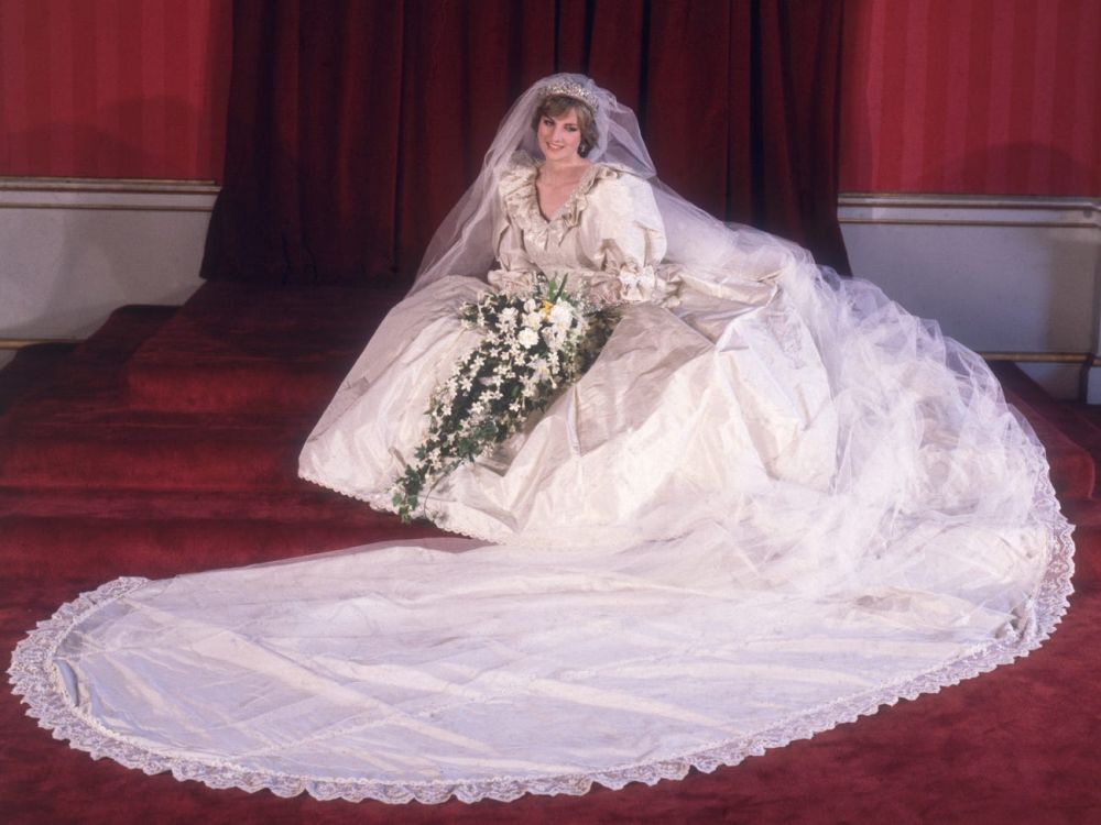 Công nương Diana diện váy cưới được thiết kế cầu kỳ với các chi tiết bèo nhún và ren chỉn chu, thể hiện đẳng cấp hoàng gia Anh.