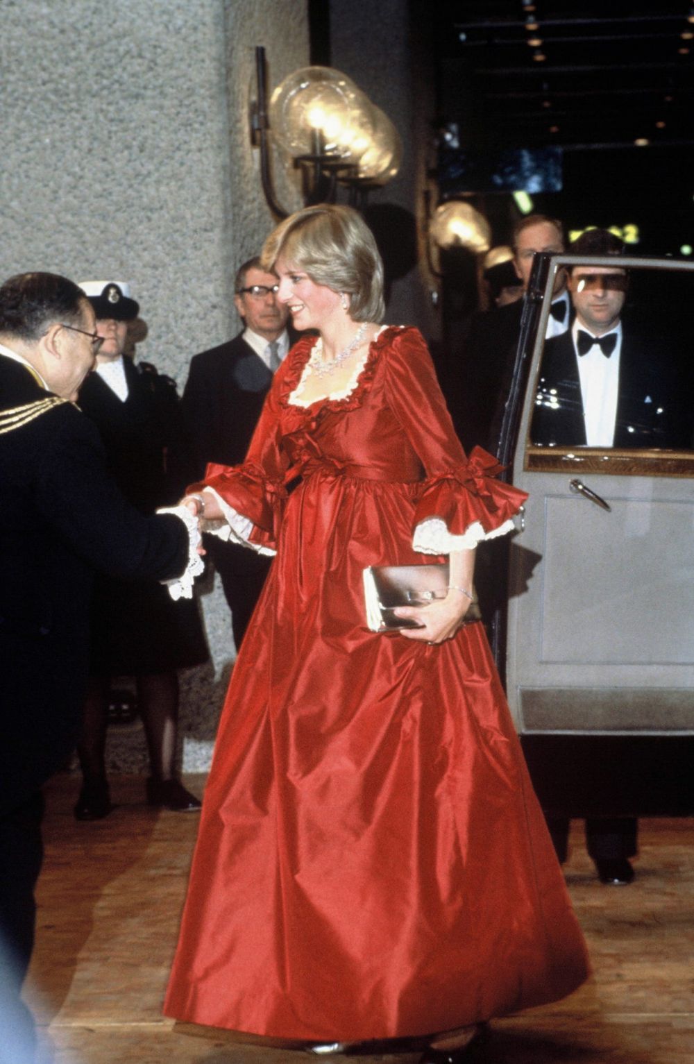 đã mặc chiếc váy Shakespearean-esque táo bạo này của David Sassoon để tham dự một buổi lễ tại Trung tâm Barbican vào năm 1982 khi đang mang thai Hoàng tử William.