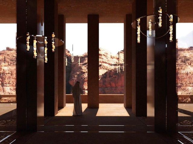 Khách sạn dự kiến mở cửa vào năm 2024. Đây là một phần của thỏa thuận 10 năm giữa Pháp và Ả Rập Xê-út được ký kết vào năm 2018 để phát triển AlUla thành điểm đến du lịch văn hóa.