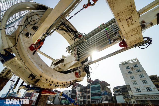 Các thành phần của robot đào hầm TBM đang được đưa xuống tầng hầm thứ 2, thuộc bản đáy của ga ngầm S9 để tiến hành lắp đặt.