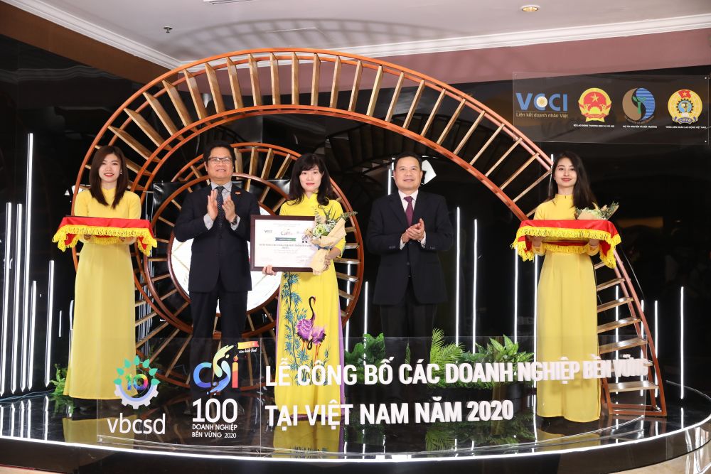 : Bà Phạm Thị Vân Khánh – Giám đốc Ban Khách hàng doanh nghiệp nhỏ và vừa, đại diện BIDV nhận giải thưởng 