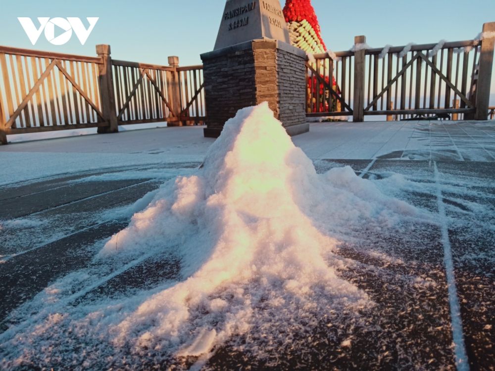 Sương muối, băng giá phủ kín đỉnh Fansipan