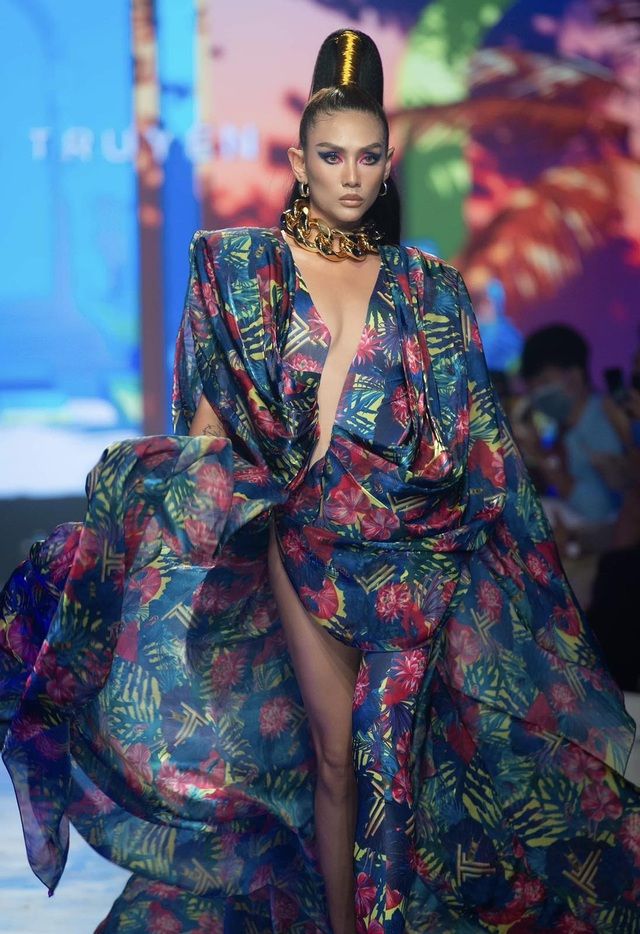 Sao Việt tuần qua (21-27/12): BTV Quang Minh bật khóc trên sóng truyền hình, các sao từng bừng đón Giáng sinh