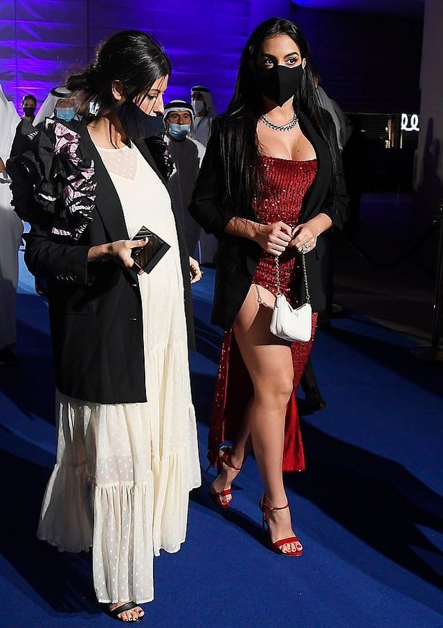 Bạn gái Cristiano Ronaldo 'làm nóng' thảm đỏ với thân hình 'bốc lửa'