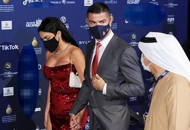 Bạn gái Cristiano Ronaldo 'làm nóng' thảm đỏ với thân hình 'bốc lửa'