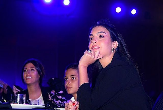 Bạn gái Cristiano Ronaldo 'làm nóng' thảm đỏ với thân hình 'bốc lửa'