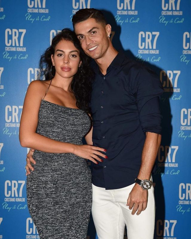 Bạn gái Cristiano Ronaldo 'làm nóng' thảm đỏ với thân hình 'bốc lửa'