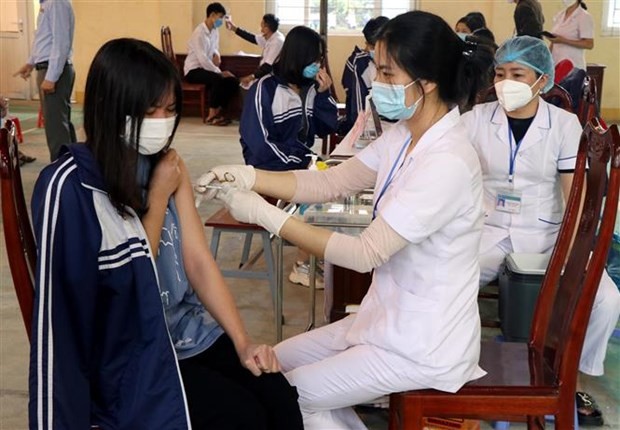 Lực lượng y tế tiêm vaccine cho học sinh trường THPT Thành Sen.