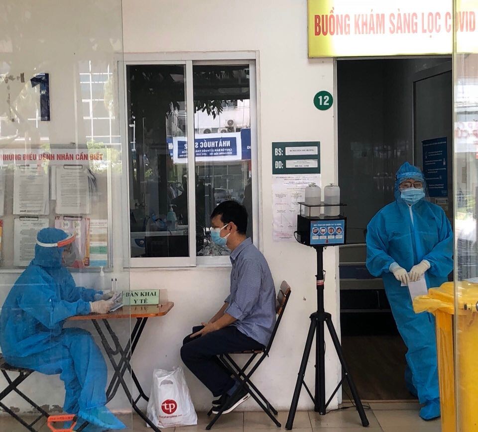 Khu vực khám sàng lọc ca nhiễm SARS-CoV-2 tại bệnh viện. Ảnh: BV. Khu vực khám sàng lọc ca nhiễm SARS-CoV-2 tại bệnh viện. Ảnh: BV.
