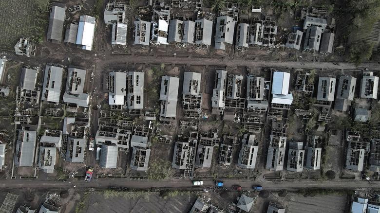 Ngôi làng tan hoang, phủ màu xám xịt sau thảm họa núi lửa phun trào