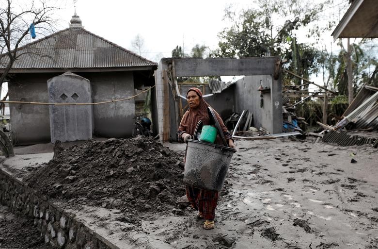 Ngôi làng tan hoang, phủ màu xám xịt sau thảm họa núi lửa phun trào
