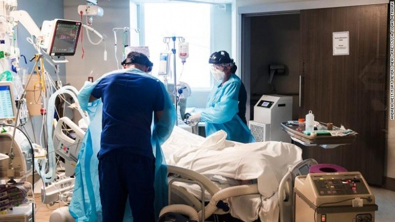 Một bệnh nhân Covid-19 điều trị ICU tại thành phố Naples, bang Florida, Mỹ. (Nguồn: CNN)