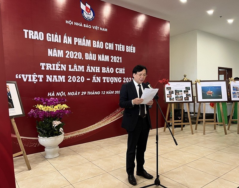 - Phó Chủ tịch Thường trực Hội Nhà báo Việt NamHồ Quang Lợi