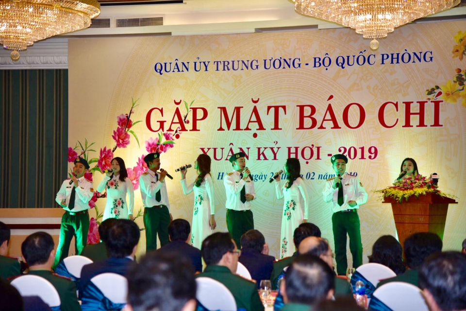 bao chi gop phan quan trong trong tuyen truyen hinh anh bo doi cu ho