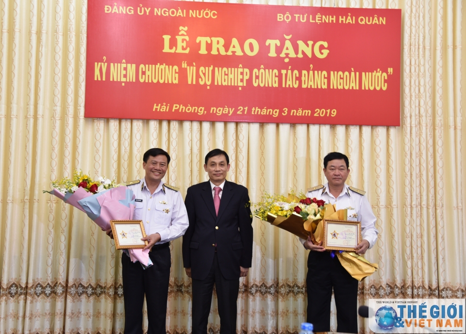 thu truong bo ngoai giao chu nhiem uy ban bien gioi quoc gia le hoai trung lam viec voi bo tu lenh hai quan