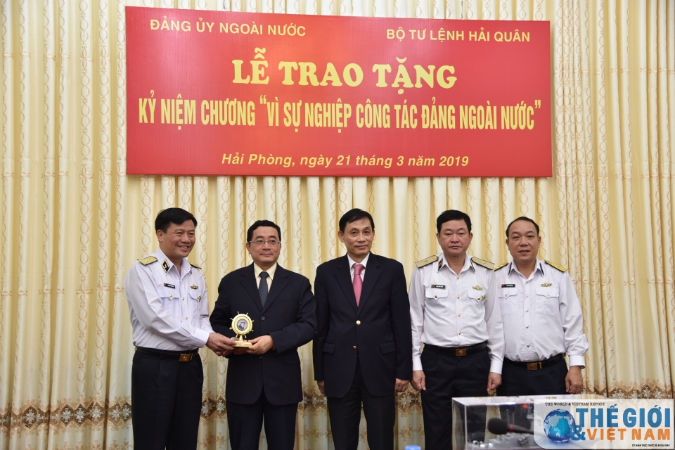 thu truong bo ngoai giao chu nhiem uy ban bien gioi quoc gia le hoai trung lam viec voi bo tu lenh hai quan