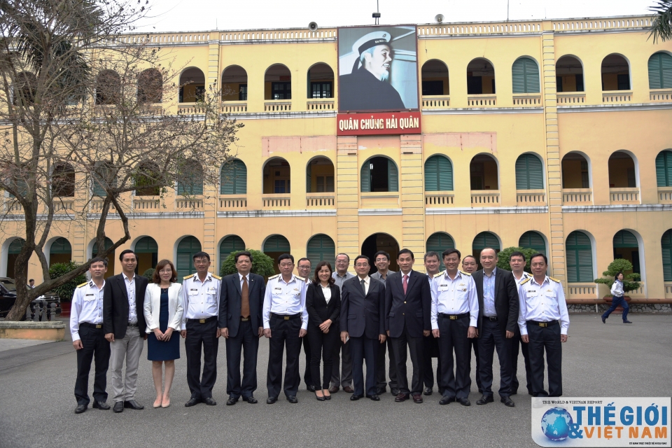 thu truong bo ngoai giao chu nhiem uy ban bien gioi quoc gia le hoai trung lam viec voi bo tu lenh hai quan