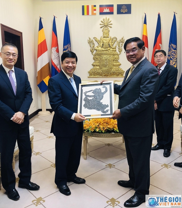 thu truong ngoai giao nguyen quoc cuong dan dau doan cong tac lien nganh lam viec tai campuchia